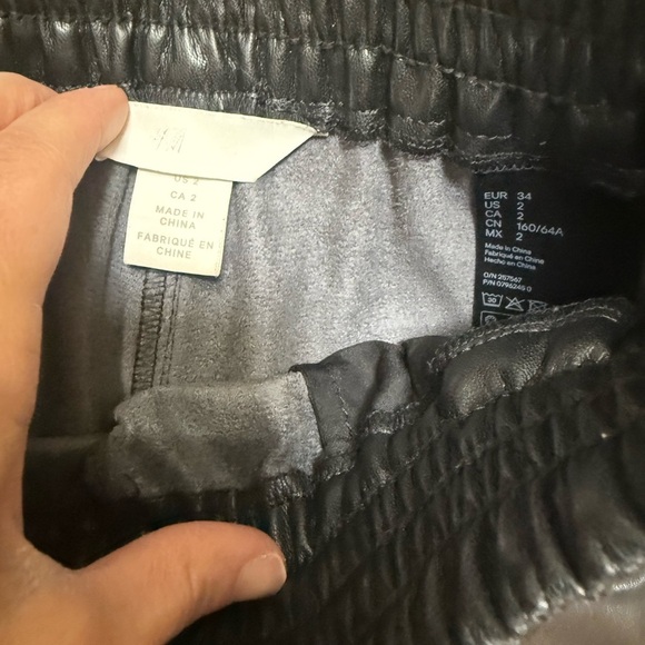 H&M elastic waist size 2 Black Faux Leather Pants excellent like new condition - Picture 4 of 4